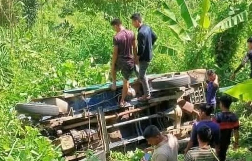 সাজেকে যাওয়ার পথে নিয়ন্ত্রণ হারিয়েছে চান্দের গাড়ি, নিহত ১ আহত ১১ জন