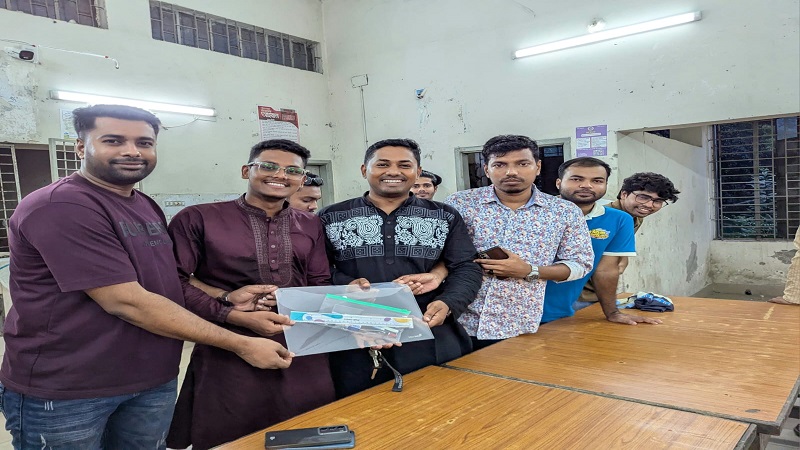 ঢাকা কলেজ ছাত্রদলের পক্ষ থেকে শিক্ষা উপকরণ বিতরণ