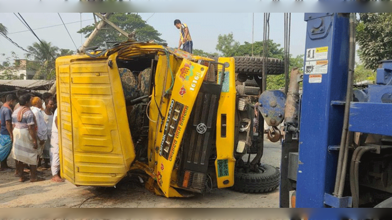 পাবনায় ট্রাকের ধাক্কায় ভ্যানে থাকা দুই শিক্ষার্থী ও চালক নিহত