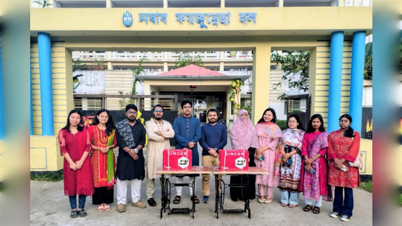 চাকসুর উদ্যোগে ছাত্রী হলে সেলাই মেশিন বিতরণ