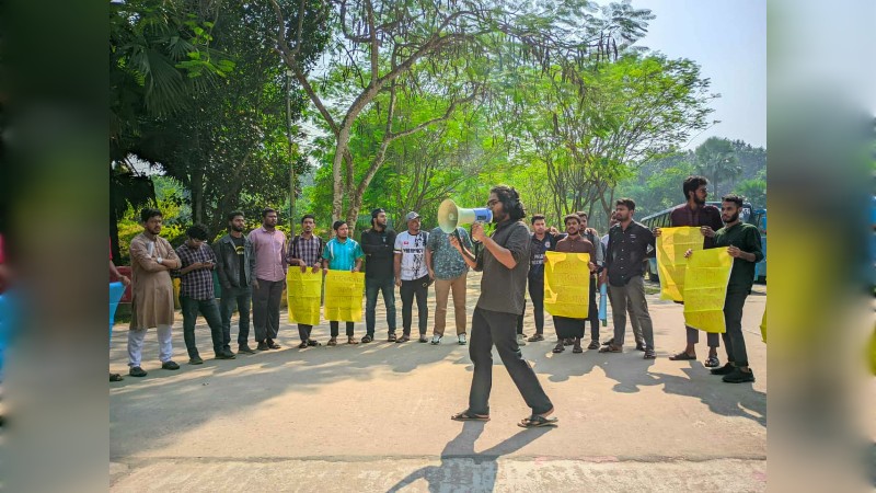 কুবিতে শিক্ষক নিয়োগে বাধার অভিযোগ, শিক্ষার্থীদের মানববন্ধন