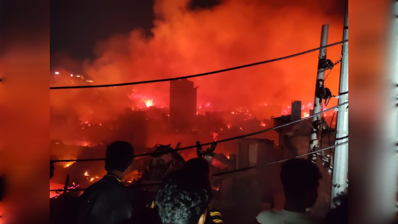 ভয়াবহ আগুনে পুড়ছে কড়াইল বস্তি, নিয়ন্ত্রণে ১৬ ইউনিট