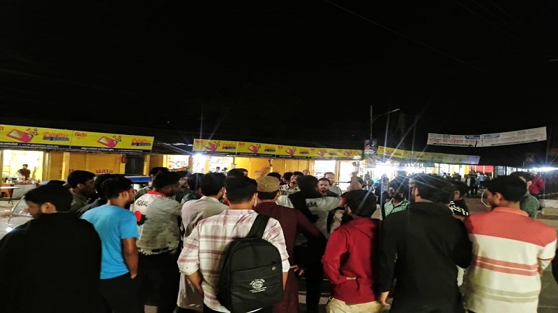 শেখ হাসিনার ফাঁসির রায়ে কুবিতে মিষ্টি বিতরণ