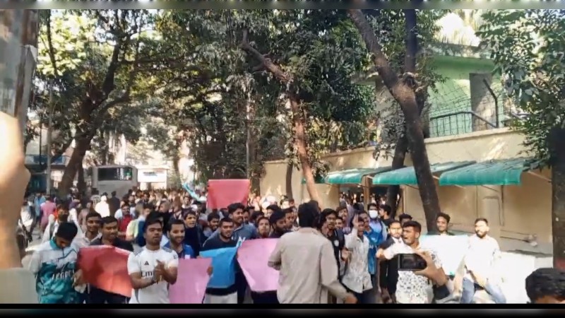 জবির মেধা প্রকল্পে বাদ পড়া শিক্ষার্থীদের বিক্ষোভ মিছিল।