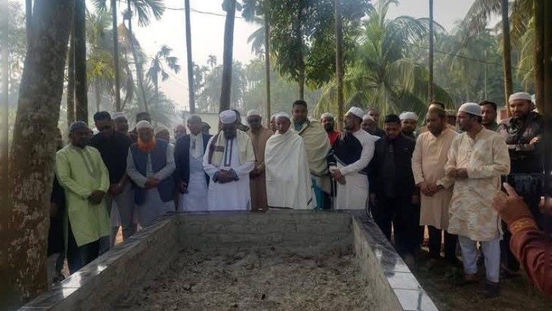 আ.লীগ নেতার কবর জিয়ারত করে নির্বাচনী প্রচারণা শুরু করলেন বিএনপির স্থায়ী কমিটির সদস্য মেজর হাফিজ