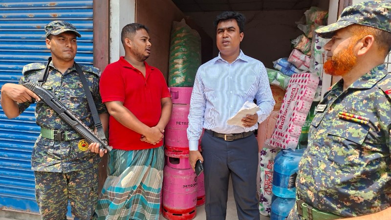 চাঁদপুরে অতিরিক্ত দামে এলপিজি বিক্রি, ২০ হাজার টাকা জরিমানা