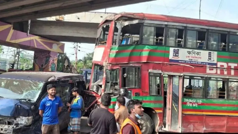 মগবাজারে ঢাবির ‘ক্ষণিকা’ বাস দুর্ঘটনা, আহত অন্তত ৮ শিক্ষার্থী