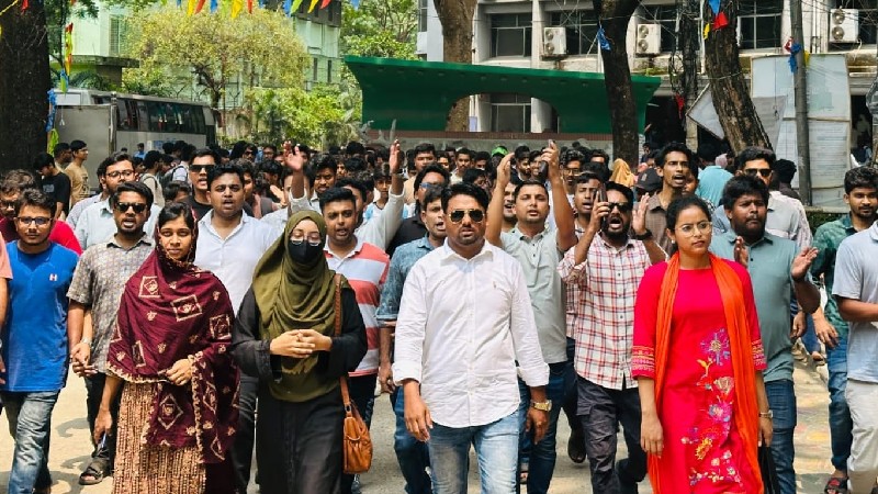 নবাগত শিক্ষার্থীদের স্বাগত জানিয়ে জবি ছাত্রদলের মিছিল