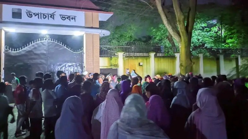 বেরোবিতে শহীদ ফেলানি হলের প্রভোস্ট বডির পদত্যাগের দাবিতে শিক্ষার্থীদের বিক্ষোভ