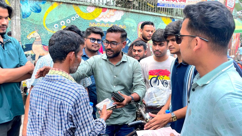 শহীদ রাষ্ট্রপতি জিয়াউর রহমানের শাহাদাৎ বার্ষিকী উপলক্ষে জবিতে খাবার ও বিশুদ্ধ পানি বিতরণ