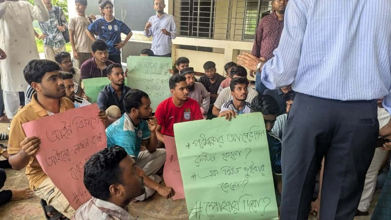 ৬ দফা দাবিতে কুবির আইন বিভাগে শিক্ষার্থীদের অবস্থান কর্মসূচি