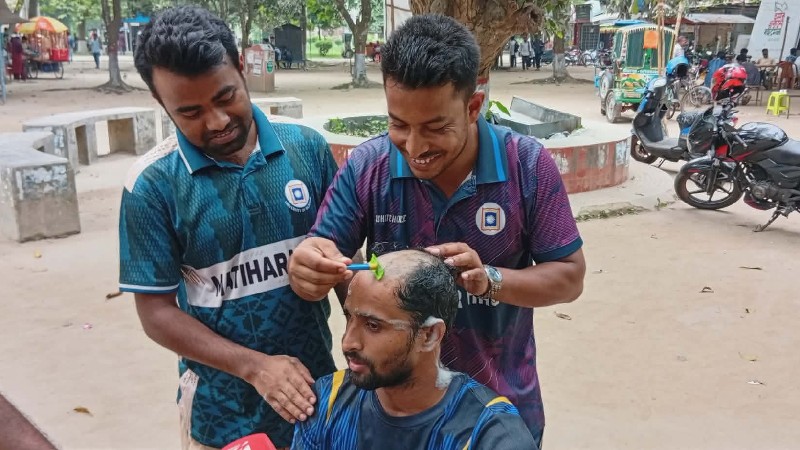 আর্জেন্টিনা ম্যাচ জেতায় মাথা নেড়া করলেন রাবির ব্রাজিল সমর্থক
