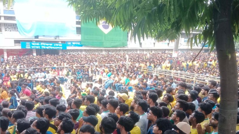 ব্রাজিল-হাইতি ম্যাচ ঘিরে টিএসসিতে উৎসবের আমেজ, জায়ান্ট স্ক্রিনে খেলা উপভোগ