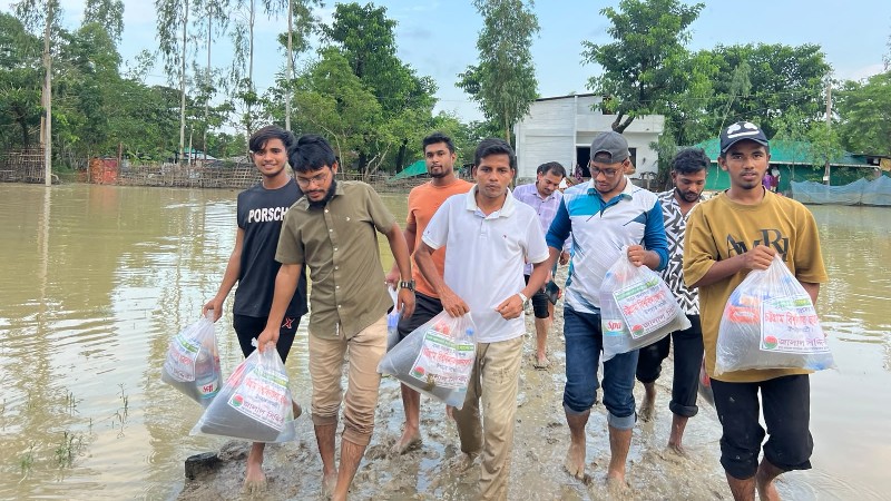বাঁশখালীর বন্যার্তদের পাশে চবি ছাত্রদল