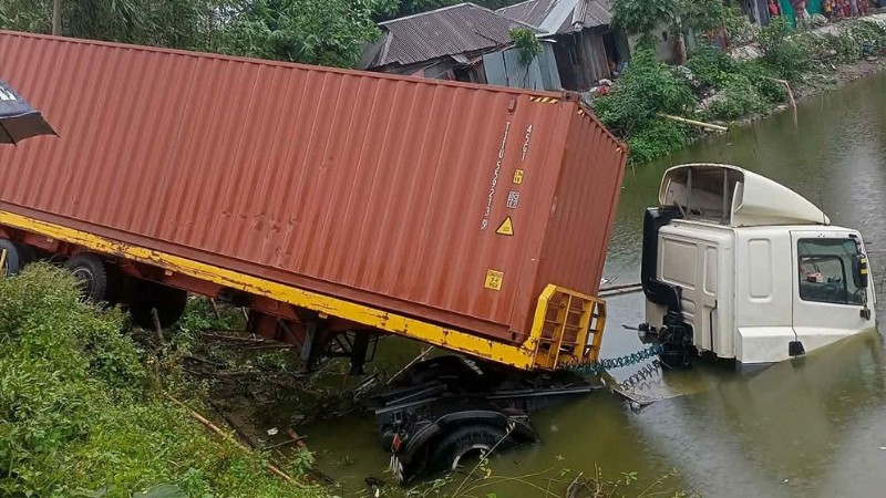 কুমিল্লায় লরির ধাক্কায় পুকুরে সিএনজি, নিহত ২