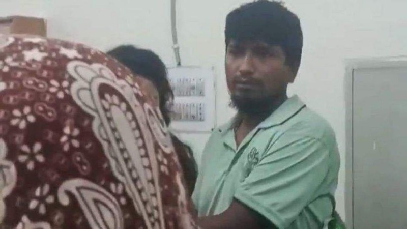 ছাত্রীদের ওয়াশরুমে গোপনে ফোন রাখার অভিযোগ, ক্যান্টিনকর্মী আটক