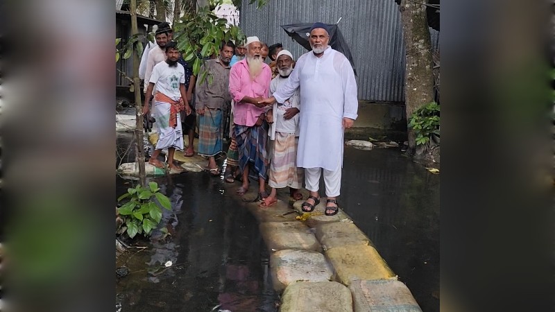 জলাবদ্ধ এলাকা পরিদর্শনে মোশাররফ হোসাইন, নিজস্ব অর্থায়নে ৬০০ বস্তা বালুর সহায়তার ঘোষণা