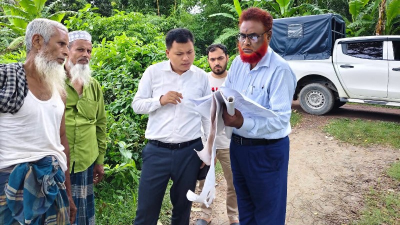 সরকারি রাস্তার পাশে পুকুর খননে ক্ষতিগ্রস্ত সড়ক, ইউএনওর নির্দেশনায় ঘটনাস্থলে এসিল্যান্ড