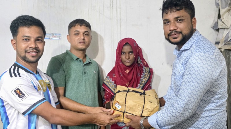 বন‍্যায় শিক্ষার্থীর বই ভিজে নষ্ট, পাশে দাঁড়ালেন চবি ছাত্রদল নেতা জালাল সিদ্দিকী