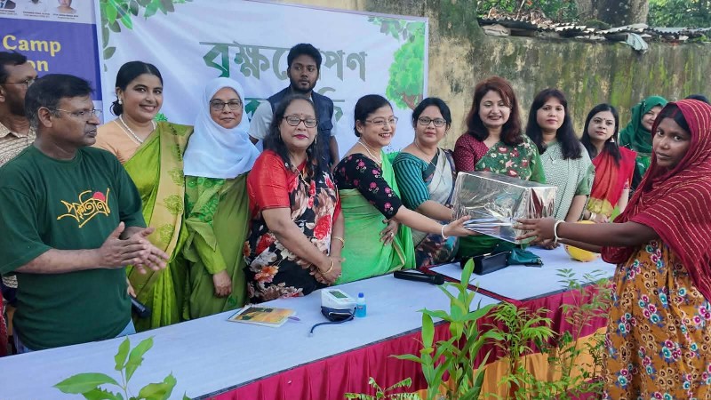 রাবির হরিজন পল্লীতে গর্ভবতী মায়েদের পাশে মহিলা ক্লাব ও রোটারি ক্লাব