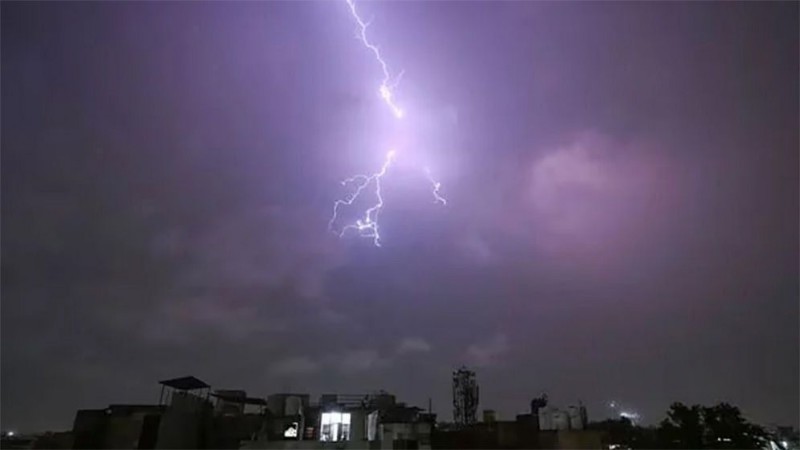 রাতের মধ্যে ঢাকাসহ ২০ জেলায় বজ্রবৃষ্টির আভাস, নদীবন্দরে ১ নম্বর সতর্ক সংকেত