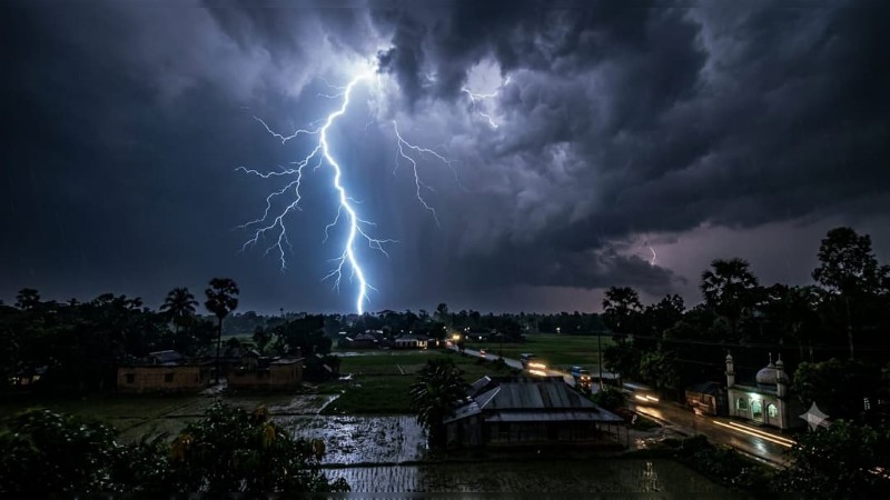 ফুলবাড়ীতে বজ্রপাতে ছেলের মৃত্যু, হাসপাতালে বাবা