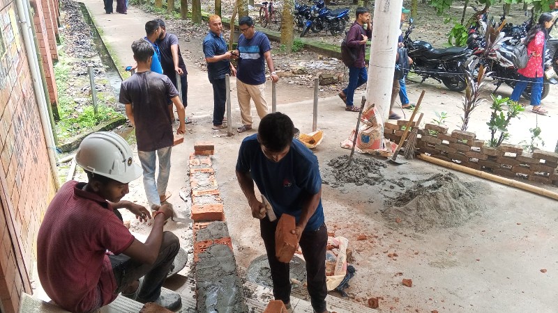 ছাত্রদলের স্মারকলিপির পর বিশেষ চাহিদাসম্পন্ন শিক্ষার্থীর যাতায়াত সুগমে স্লোপ নির্মাণ শুরু বেরোবি প্রশাসনের