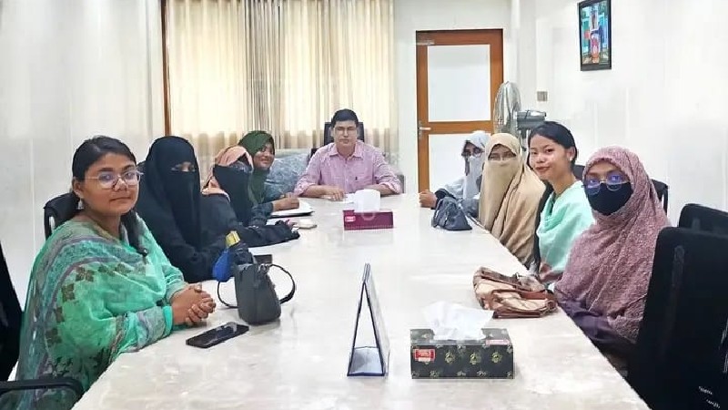 চবি ছাত্রী হলের পানির মান পরীক্ষার দাবিতে প্রশাসনকে স্মারকলিপি