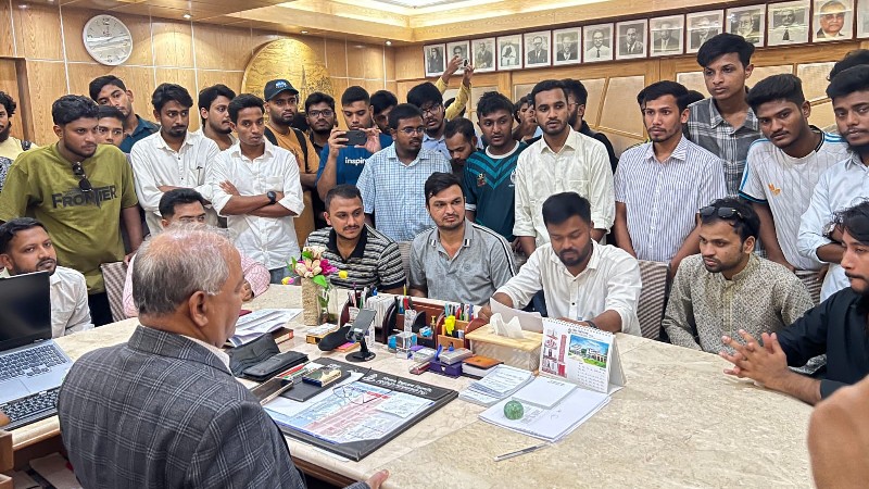 আহত চবি শিক্ষার্থী রনির চিকিৎসায় উদ্যোগী ছাত্রদল নেতা সাজ্জাদ, ব্যয়ভার বহনের আশ্বাস উপাচার্যের