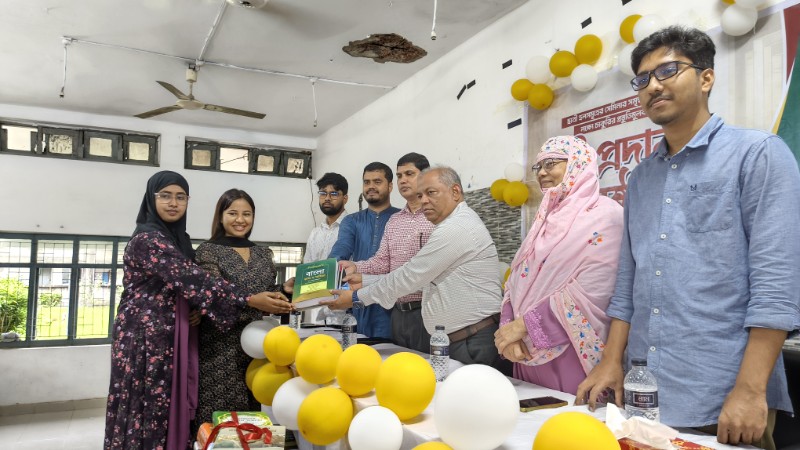 ছাত্রী হলের সেমিনারে চাকরির প্রস্তুতির বই দিল চাকসু