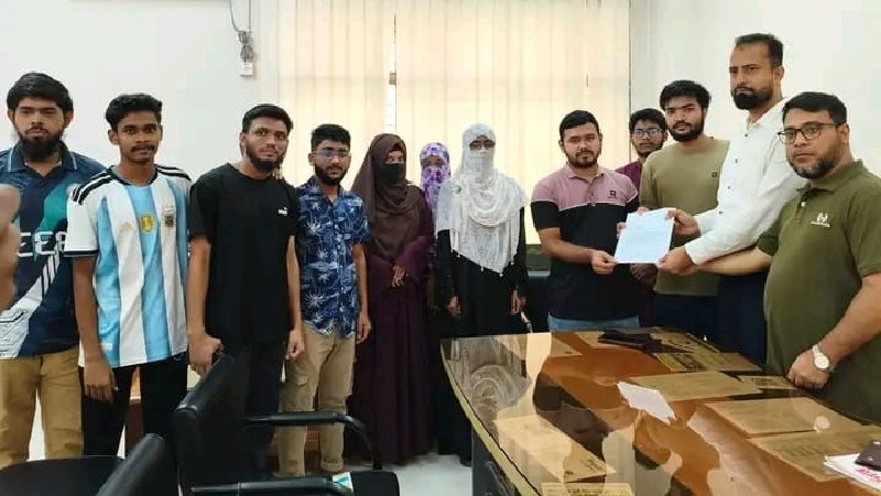 বহিরাগত প্রবেশ নিয়ন্ত্রণ ও নারী শিক্ষার্থীদের নিরাপত্তাসহ ১০ দাবিতে যবিপ্রবির উন্নত মমশিরের স্মারকলিপি
