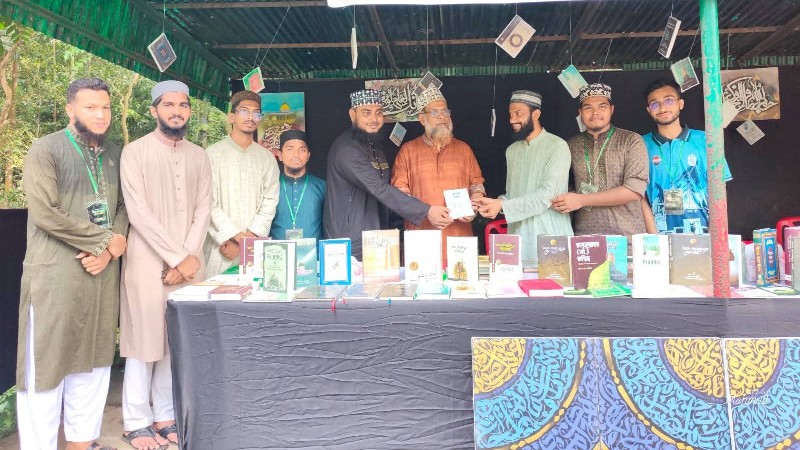 চবিতে প্রথমবারের মতো সীরাত গ্রন্থ প্রদর্শনী, প্রদর্শিত শতাধিক বই