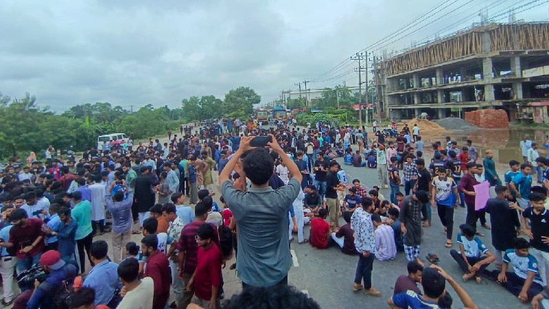 ৪ দফা দাবি দিয়ে ঢাকা-চট্টগ্রাম মহাসড়ক অবরোধ স্থগিত করলেন কুবি শিক্ষার্থীরা