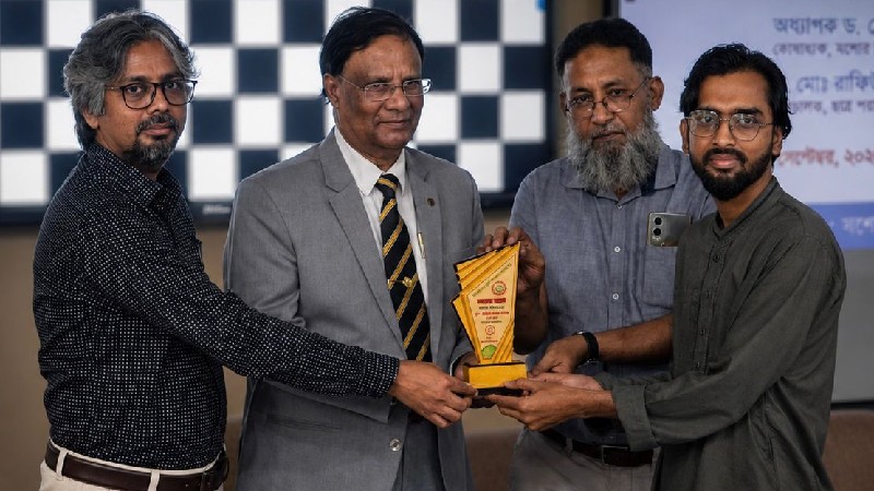 যবিপ্রবিসাসের “বর্ষসেরা প্রতিবেদক” ঢাকামেইল প্রতিবেদক তারেক