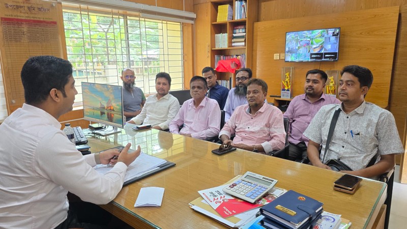 শাহরাস্তিতে নবাগত সহকারী কমিশনার (ভূমি) সামছুজ্জামানের সাথে প্রেসক্লাব নেতৃবৃন্দের সৌজন্য সাক্ষাৎ