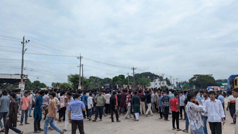 অপ্রতিম হত্যার বিচারের দাবিতে ঢাকা-চট্টগ্রাম মহাসড়ক অবরোধ