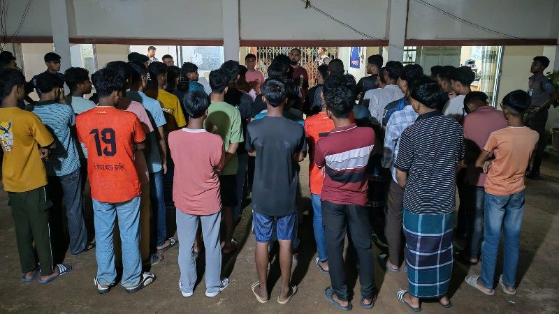 রাতে অযাচিত ঘোরাফেরা, শাহরাস্তিতে ৪৫ কিশোর আটক