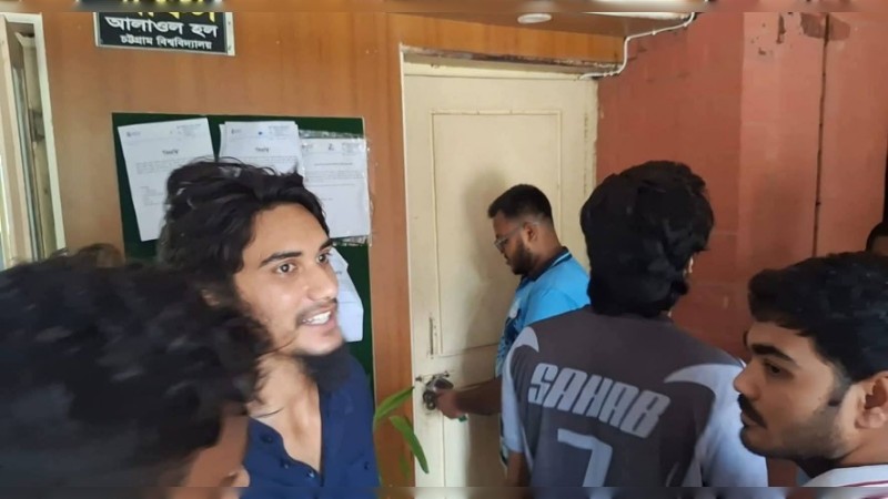 চবির আলাওল হলের প্রভোস্টকে অবাঞ্ছিত ঘোষণা, কার্যালয়ে তালা