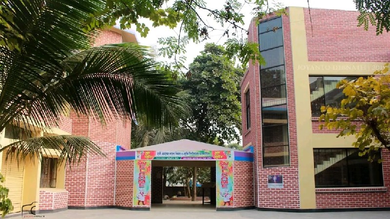 হাবিপ্রবির টিএসসিতে চেয়ার সংকট, সমাধানের আশ্বাস প্রশাসনের