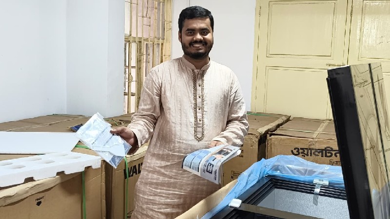 ব্যক্তিগত বরাদ্দের টাকা বাঁচিয়ে হলগুলোতে ১১ ডিপ ফ্রিজ দিলেন চাকসু ভিপি